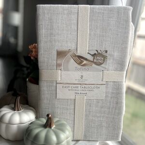 Tofino by Wind River Studio easy care table cloth with real linen fibers.